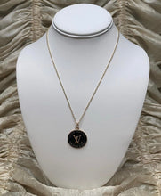 Load image into Gallery viewer, Black Round LV Necklace