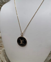 Load image into Gallery viewer, Black Round LV Necklace